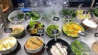 Sebagai restoran AYCE atau buffet, pilihan menu yang ditawarkan Letasu sangat beragam. Pilihan kondimen untuk menikmati shabu-shabu di sini juga lengkap dengan sayuran organik, beragam jenis mie, jamur, hingga bakso ikan. Foto: detikFood/Yenny Mustika Sari