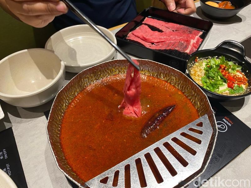 Shabu Shabu Letasu menyajikan sukiyaki ala Tokyo