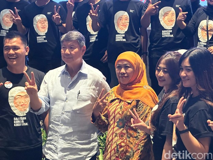 Sinyal dua jari Khofifah Sinyal dua jari Khofifah