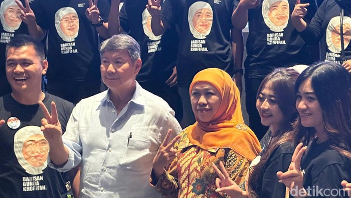 Sinyal dua jari Khofifah