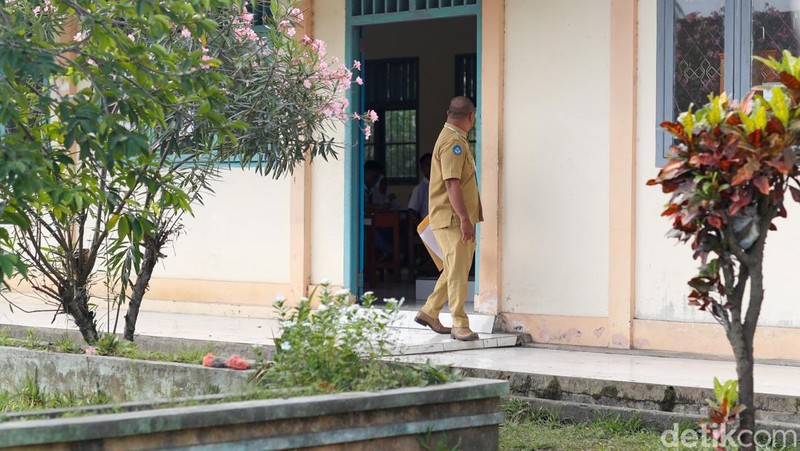 SMA 9 Halmahera Utara yang berada di Desa Gorua Utara, Kecamatan Tobelo Utara, Kabupaten Halmahera Utara, Maluku Utara.