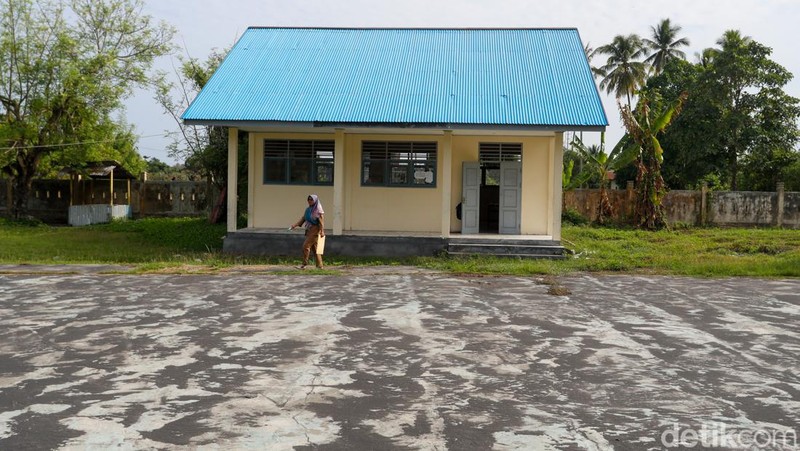 SMA 9 Halmahera Utara yang berada di Desa Gorua Utara, Kecamatan Tobelo Utara, Kabupaten Halmahera Utara, Maluku Utara.