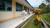 SMA 9 Halmahera Utara yang berada di Desa Gorua Utara, Kecamatan Tobelo Utara, Kabupaten Halmahera Utara, Maluku Utara.
