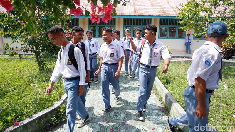 SMA 9 Halmahera Utara yang berada di Desa Gorua Utara, Kecamatan Tobelo Utara, Kabupaten Halmahera Utara, Maluku Utara.