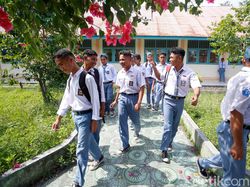 Siswa Sekolah di Wilayah Terluar Terbantu Internet untuk Melek Informasi