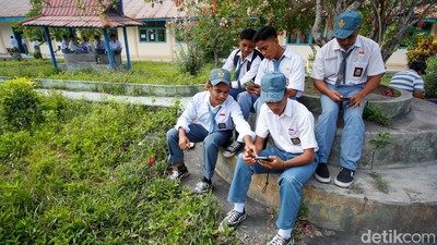 Siswa Sekolah di Wilayah Terluar Terbantu Internet untuk Melek Informasi