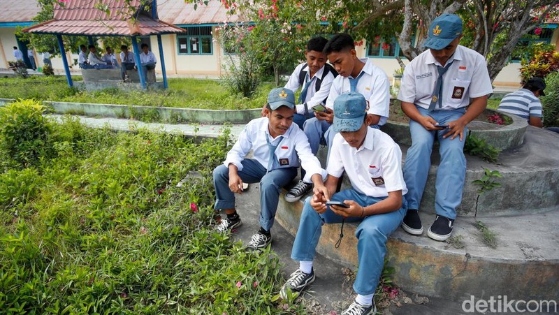 SMA 9 Halmahera Utara yang berada di Desa Gorua Utara, Kecamatan Tobelo Utara, Kabupaten Halmahera Utara, Maluku Utara.