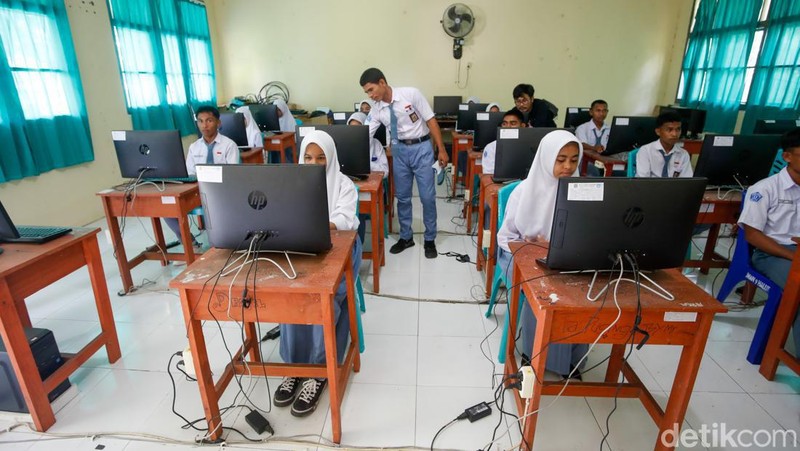 SMA 9 Halmahera Utara yang berada di Desa Gorua Utara, Kecamatan Tobelo Utara, Kabupaten Halmahera Utara, Maluku Utara.