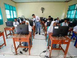 Siswa Sekolah di Wilayah Terluar Terbantu Internet untuk Melek Informasi