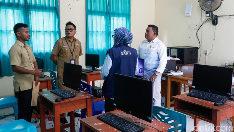 SMA 9 Halmahera Utara yang berada di Desa Gorua Utara, Kecamatan Tobelo Utara, Kabupaten Halmahera Utara, Maluku Utara.