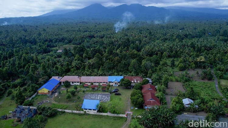 SMA 9 Halmahera Utara yang berada di Desa Gorua Utara, Kecamatan Tobelo Utara, Kabupaten Halmahera Utara, Maluku Utara.