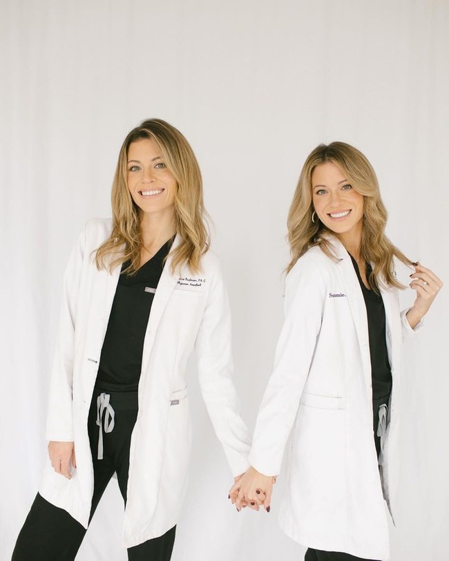 Keduanya pun memiliki banyak kesamaan lain. Dilansir NY Post, Stephanie dan Sammie yang sama-sama bekerja sebagai asisten dokter kecantikan dan bertemu para suami di hari yang sama. Foto: Instagram @toxtwins