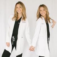 Keduanya pun memiliki banyak kesamaan lain. Dilansir NY Post, Stephanie dan Sammie yang sama-sama bekerja sebagai asisten dokter kecantikan dan bertemu para suami di hari yang sama. Foto: Instagram @toxtwins