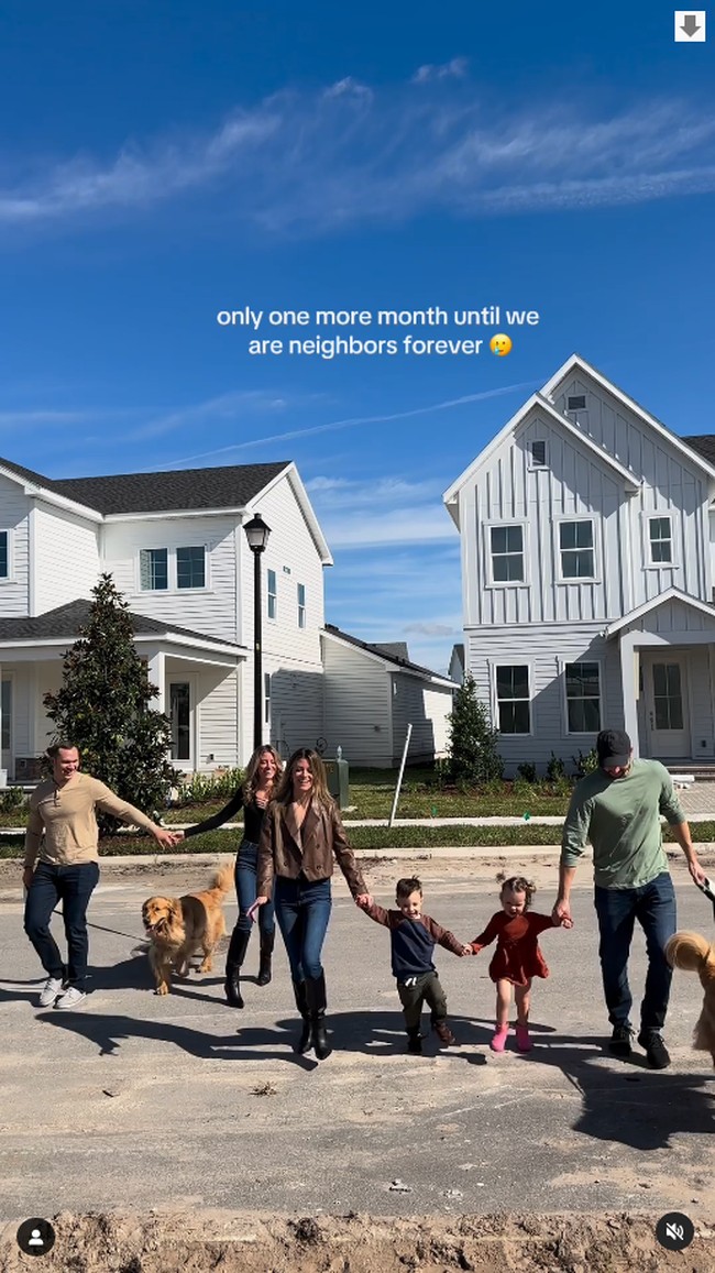 Keduanya juga memutuskan untuk punya anak di waktu yang hampir berbarengan. Karena itu, Stephanie dan Sammie tengah membangun twin house di mana keluarga mereka bisa menghabiskan waktu bersama. Padahal selama ini mereka sebenarnya sudah tinggal bersebelahan. Foto: Instagram @toxtwins