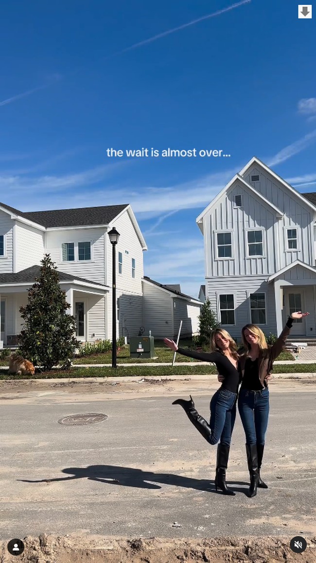 Kebanyakan orang berpikir sangat hebat kita sangat dekat dan punya sahabat dalam setiap fase kehidupan. Tentu ada orang-orang di luar sana yang tidak mengerti mengapa kami ingin jadi mirip dan kami tahu sulit untuk mengerti terutama jika kamu tidak punya kembaran, ujar Stephanie. Foto: Instagram @toxtwins