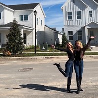 Kebanyakan orang berpikir sangat hebat kita sangat dekat dan punya sahabat dalam setiap fase kehidupan. Tentu ada orang-orang di luar sana yang tidak mengerti mengapa kami ingin jadi mirip dan kami tahu sulit untuk mengerti terutama jika kamu tidak punya kembaran, ujar Stephanie. Foto: Instagram @toxtwins