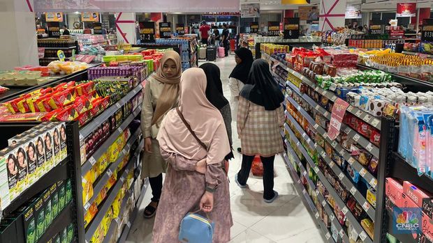 Suasana Full Day Sale di Transmart Transpark Mall Bintaro, Minggu (10/12/2023). (CNBC Indonesia/Rindi Salsabilla)