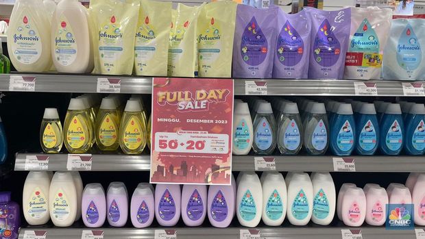 Suasana Full Day Sale di Transmart Transpark Mall Bintaro, Minggu (10/12/2023). (CNBC Indonesia/Rindi Salsabilla)