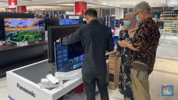 Suasana Full Day Sale di Transmart Transpark Mall Bintaro, Minggu (10/12/2023). (CNBC Indonesia/Rindi Salsabilla)