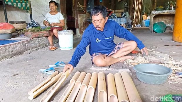 Sumarya saat ditemui di bengkel kerjanya di Jalan Raya Bangli-Karangasem, Desa Jehem, Kecamatan Tembuku, Bangli, Minggu (10/12/2023). (Agus Eka/detikBali)