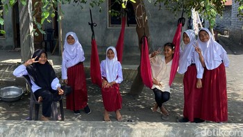 Tak hanya untuk kepentingan kantor desa, layanan wifi juga diaktifkan 1 x 24 jam untuk bisa dimanfaatkan oleh warga sekitar.