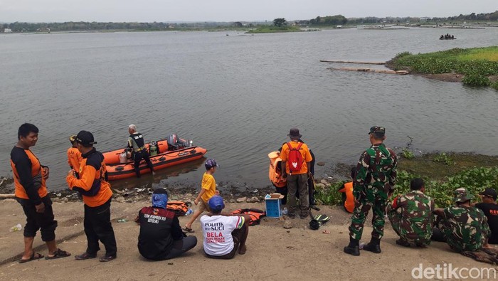 Tim SAR gabungan melakukan pencarian pemancing yang tenggelam di Waduk Cengklik, Ngemplak, Boyolali, Minggu (10/12/2023).