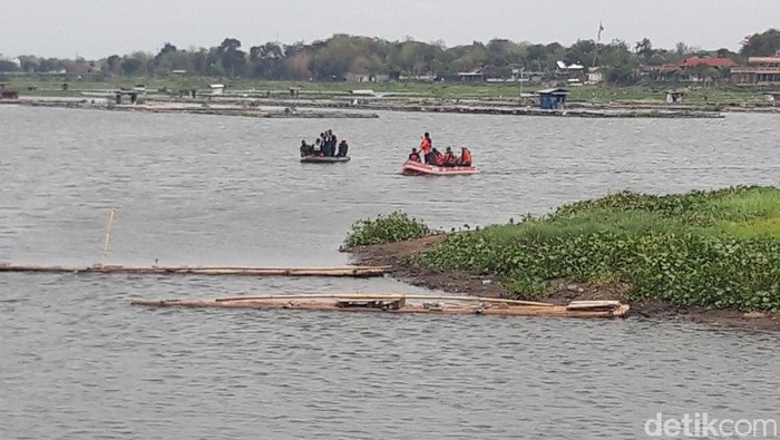Tim SAR gabungan melakukan pencarian pemancing yang tenggelam di Waduk Cengklik, Ngemplak, Boyolali, Minggu (10/12/2023).