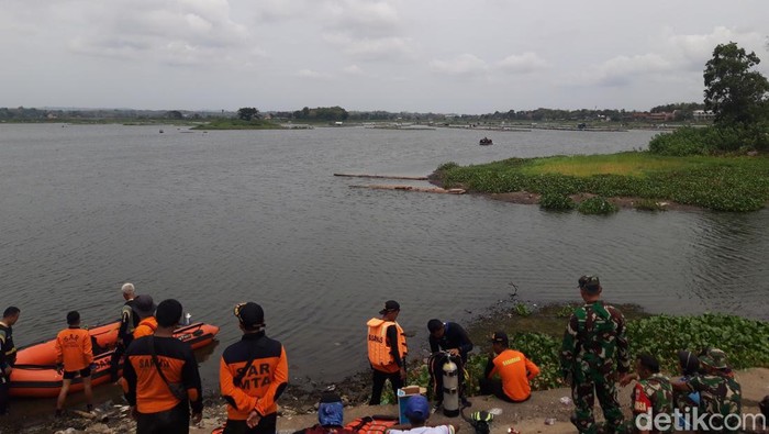Tim SAR gabungan melakukan pencarian pemancing yang tenggelam di Waduk Cengklik, Ngemplak, Boyolali, Minggu (10/12/2023).