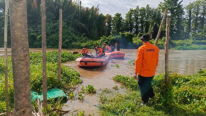 Tim SAR Gabungan saat meakukan pencarian korban hilang di Luwu, Sulsel.