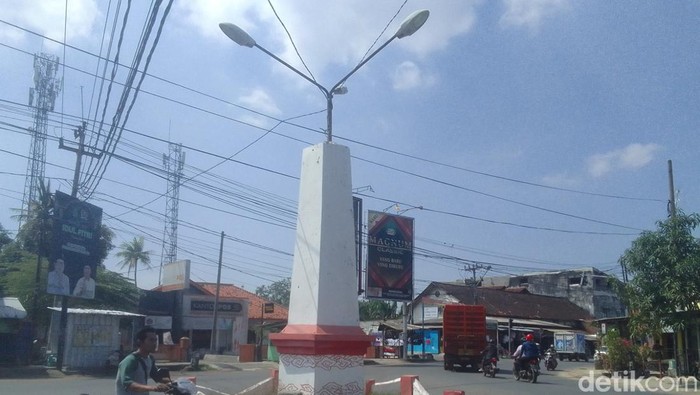 Tugu Proklamasi  di Kecamatan Jatiseeng, Kabupaten Cirebon.
