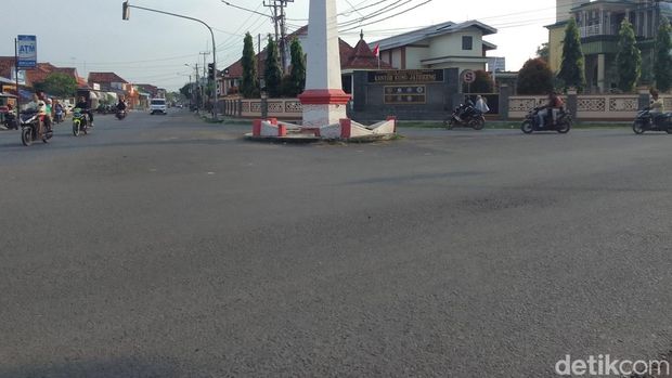 Tugu Proklamasi  di Kecamatan Jatiseeng, Kabupaten Cirebon.