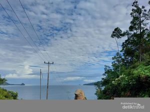 Menemukan Secuil Surga di Pantai Mata Kucing