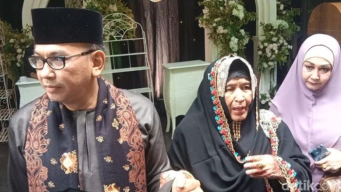 Umi Tatu hadir dalam pernikahan Adiba Khanza dengan Egy Maulana.