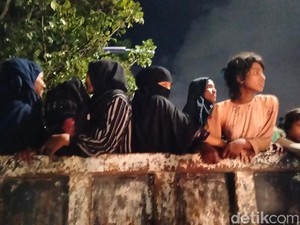 Warga Angkut Rohingya di Aceh Besar ke Banda Aceh Pakai Mobil Bak Terbuka