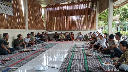 Puluhan perwakilan warga Karang Sidemen lakukan Pertemuan Komunitas Lokal Lembaga Masyarakat Desa Hutan (LMDH) Lestari Rinjani di Desa Karang, Minggu sore (10/12/2023). (Ahmad Viqi/detikBali)