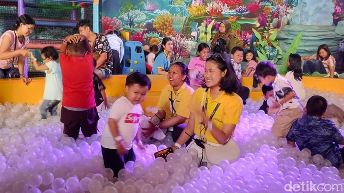Yayasan Pita Kuning saat tengah bermain dengan Anak Pita Kuning (APK) di Trans Studio Mall (TSM) Bali pada Minggu (10/12/2023). (Ni Made Lastri Karsiani Putri-detikBali)