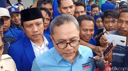 Zulhas menghadiri acara konsolidasi dan sinergi PAN NTB di GOR Praya, Lombok Tengah, Minggu (10/12/2023).