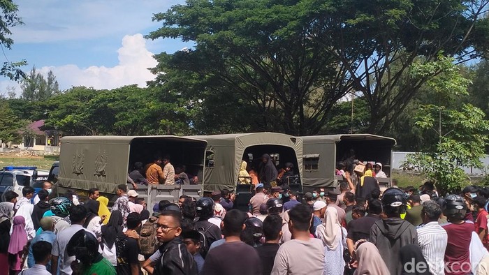 135 pengungsi Rohingya dipindahkan ke UPTD Dinas Sosial Aceh di Ladong, Aceh Besar dengan menggunakan tiga truk Satpol PP. (Agus Setyadi/detikSumut)