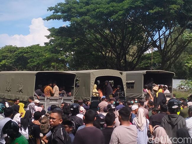 135 pengungsi Rohingya dipindahkan ke UPTD Dinas Sosial Aceh di Ladong, Aceh Besar dengan menggunakan tiga truk Satpol PP. (Agus Setyadi/detikSumut)
