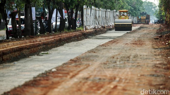 Penutupan sementara sedang dilakukan di Jalan I Gusti Ngurah Rai, Bekasi, Jabar, Senin (11/12/2023). Penutupan dilakukan karena ada proyek SPAM Jatiluhur di jalan tersebut.