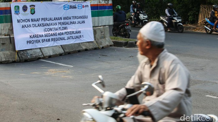 Penutupan sementara sedang dilakukan di Jalan I Gusti Ngurah Rai, Bekasi, Jabar, Senin (11/12/2023). Penutupan dilakukan karena ada proyek SPAM Jatiluhur di jalan tersebut.