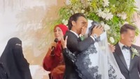 Di sore harinya, Adiba dan Egy melangsungkan resepsi pernikahan. Abidzar mengatakan sangat menyayangi Adiba. Ia pun memeluk sang kakak dengan penuh cinta. Foto: instagram Ivan Gunawan dan Antzcreator