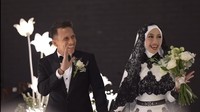 Senyuman Adiba Khanza dan Egy Maulana Vikri saat resepsi pernikahan. Foto: Instagram @antzcreator @manten.planner