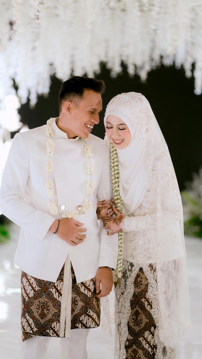 Kebaya putih yang dikenakan Adiba Khanza merupakan rancangan dari Bhajoo Attire. Sedangkan Egy mengenakan beskap rancangan Wong Hang Tailor. Foto: Instagram @antzcreator @manten.planner