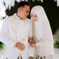 Kebaya putih yang dikenakan Adiba Khanza merupakan rancangan dari Bhajoo Attire. Sedangkan Egy mengenakan beskap rancangan Wong Hang Tailor. Foto: Instagram @antzcreator @manten.planner