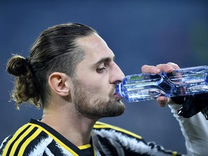 Ibu Rabiot: Anakku Sepakati Kontrak Baru di Juve? Gak Tuh!