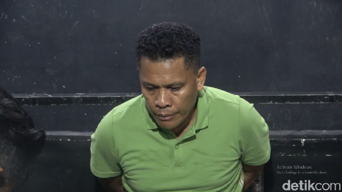 Oknum polisi bernama Aipda Junaidin (44) ditangkap di Makassar, Sulawesi Selatan (Sulsel) usai merampok uang Rp 225 juta dan emas seberat 300 gram di Sorong, Papua Barat Daya.