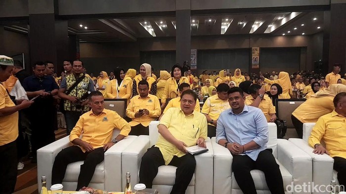 Airlangga duduk diapit oleh Bobby dan Ijeck saat Rapimda III Golkar Sumut di Medan (Nizar Aldi/detikSumut)