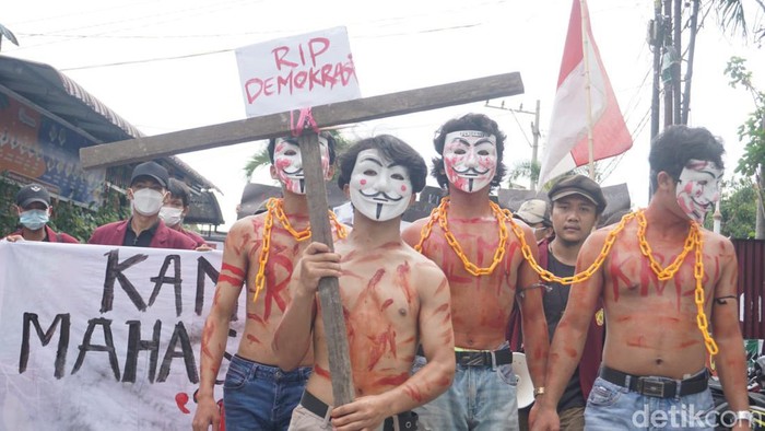 Aksi mahasiswa Unika di LLDikti 1 Wilayah Sumut. (Goklas Wisely/detikSumut)