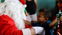 Sinterklas pun memberikan hadiah Natal kepada anak-anak yang menghampirinya.  